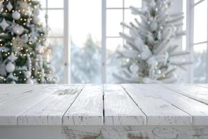 Alto resolução branco de madeira mesa dentro Natal interior para produtos posicionamento dentro retrato foto