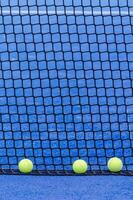 bolas Próximo para uma remo tênis quadra líquido, raquete Esportes foto