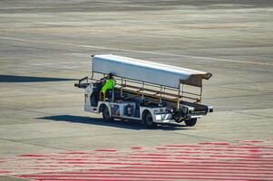 uma transportador cinto carregador carro corrida em a avental do Joana internacional aeroporto, Surabaia, Indonésia, 29 Julho 2023. foto