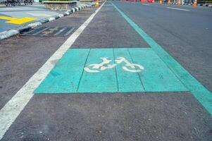 verde estrada marcações para ciclista pistas em a lado do urbano estradas foto