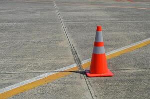 uma tráfego cone dentro a meio do a Joana internacional aeroporto avental foto