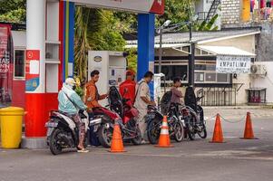 filas do motos vai preencher acima com pertalita gasolina às a pertamina gás estação, Indonésia, 16 janeiro 2024. foto