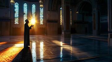 muçulmano homem em pé Rezar em noite dentro a mesquita foto