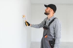 jovem trabalhador fazer reparar dentro sala. foto