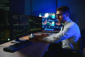 criptografia comerciante investidor analista olhando às computador tela analisando financeiro foto