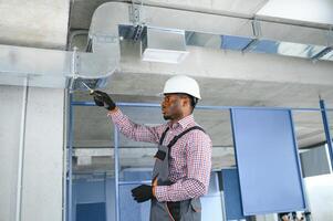 ventilação sistema instalação e reparar serviço. hvac técnico às trabalhar. bandeira cópia de espaço foto