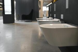 amostras do moderno sanitário porcelana para a banheiro. Novo moderno banheiro dentro a encanamento loja foto