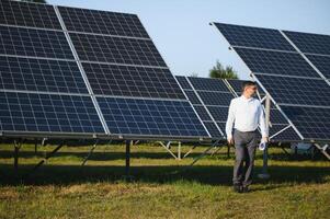 Senior engenheiro trabalhando em solar painel Fazenda. a conceito do verde energia foto