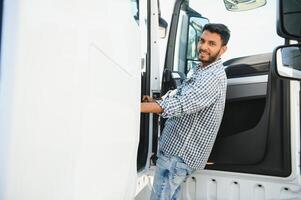 profissional indiano caminhão motorista entrando dele caminhão grandes veículo. amoroso dele trabalho. transporte Serviços. foto