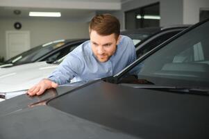 homem adulto cliente masculino comprador cliente escolhe auto quer para Comprar Novo automóvel foto