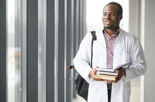 retrato do uma jovem africano etnia médico ou médico aluna dentro uniforme foto