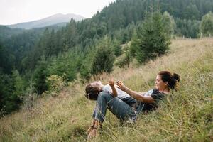 jovem mãe com bebê Garoto viajando. mãe em caminhada aventura com criança, família viagem dentro montanhas. nacional parque. caminhar com crianças. ativo verão feriados. olho de peixe lente. foto