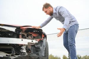 chateado motorista depois de tráfego acidente foto