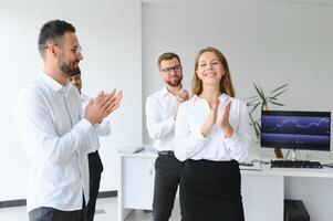 o negócio pessoas ficar de pé em a fundo do a escritório corredor foto