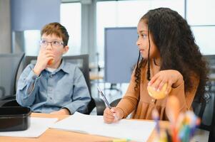 alegre elementar escola alunos. costas para escola foto