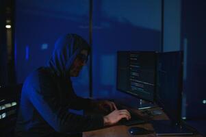 hacker é hacking para dentro a computador rede. computador Criminoso foto