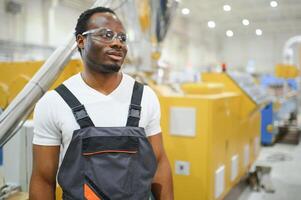 retrato do industrial engenheiro. fábrica trabalhador em pé dentro fábrica Produção linha foto