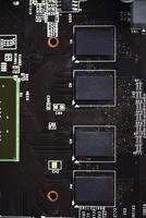 uma Castanho impresso o circuito borda com uma processador lasca e memória tiras. eletrônico componentes em a gráficos cartão. foto