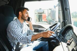 indiano caminhão motorista cuidando uma cliente em a telefone foto