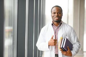 retrato do uma jovem africano etnia médico ou médico aluna dentro uniforme foto