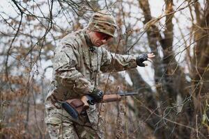 Caçando permitir. homem brutal guarda-caça natureza fundo. caçador gastar lazer Caçando. caçador aguarde rifles. foco e concentração do com experiência caçador. Caçando e armadilha temporadas foto