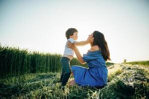 ter uma pequeno pequeno filho em repouso em natureza foto