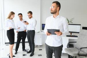 equipe líder carrinhos com colegas de trabalho dentro fundo foto