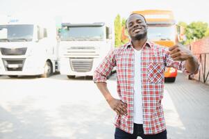 caminhão motorista homem africano americano muscular sorridente, dentro muito tempo o negócio transporte e Entrega foto