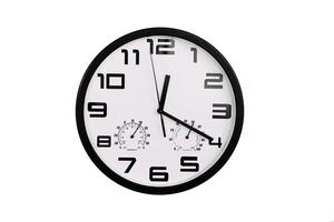 simples clássico Preto e branco volta parede relógio isolado em branco. relógio com árabe numerais em parede mostra foto
