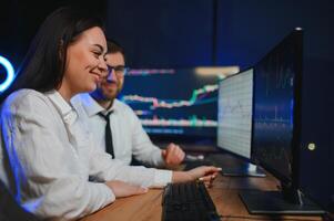 equipe do comerciantes trabalhando às monitor computador e navegando conectados dentro negociação escritório foto