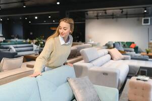 jovem mulher compras para mobília, sofá e casa decoração dentro loja foto