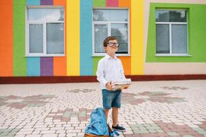 fofa estudante dentro branco camisas e uma óculos com livros e uma mochila. costas para escola foto