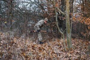 Caçando permitir. homem brutal guarda-caça natureza fundo. caçador gastar lazer Caçando. caçador aguarde rifles. foco e concentração do com experiência caçador. Caçando e armadilha temporadas foto