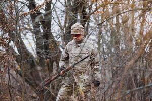 Caçando permitir. homem brutal guarda-caça natureza fundo. caçador gastar lazer Caçando. caçador aguarde rifles. foco e concentração do com experiência caçador. Caçando e armadilha temporadas foto