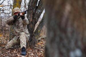 caçador dentro uniforme com uma Caçando rifle. Caçando conceito. foto