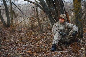 Caçando permitir. homem brutal guarda-caça natureza fundo. caçador gastar lazer Caçando. caçador aguarde rifles. foco e concentração do com experiência caçador. Caçando e armadilha temporadas foto