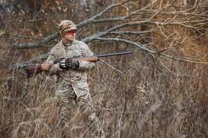 Caçando permitir. homem brutal guarda-caça natureza fundo. caçador gastar lazer Caçando. caçador aguarde rifles. foco e concentração do com experiência caçador. Caçando e armadilha temporadas foto