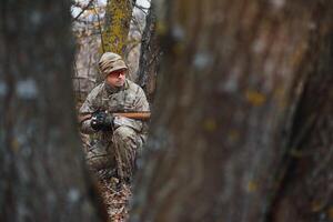 caçador dentro uniforme com uma Caçando rifle. Caçando conceito foto