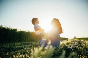 ter uma pequeno pequeno filho em repouso em natureza foto