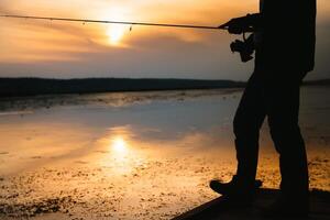 a de pescador mãos, detém a fiação haste, gira a bobina lidar. passatempo e atividade. foto