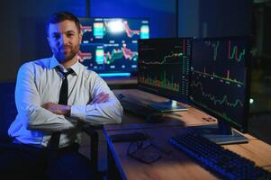 financeiro analistas e dia comerciantes trabalhando em uma computadores com multi-monitor foto