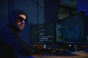 hacker é hacking para dentro a computador rede. computador Criminoso foto