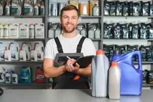 auto partes loja. a vendedor recebe a produtos e avalia a qualidade foto