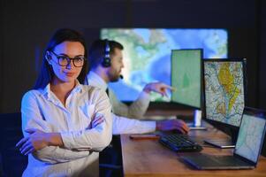 amigáveis sorridente mulher ligar Centro operador com fone de ouvido usando computador às escritório foto