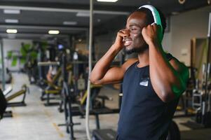 africano americano homem em pé em Academia fundo foto