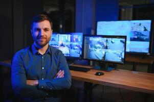 masculino segurança guarda dentro vigilância quarto foto