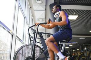 saudável homens em Academia bicicleta foto