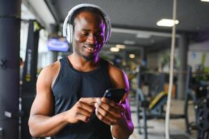 africano americano homem em pé em Academia fundo foto