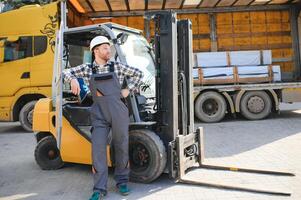 homem trabalhador às empilhadeira motorista feliz trabalhando dentro indústria fábrica logístico navio foto