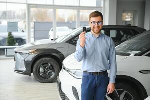 conceito do comprando elétrico veículo. bonito o negócio homem carrinhos perto elétrico carro às concessionária foto